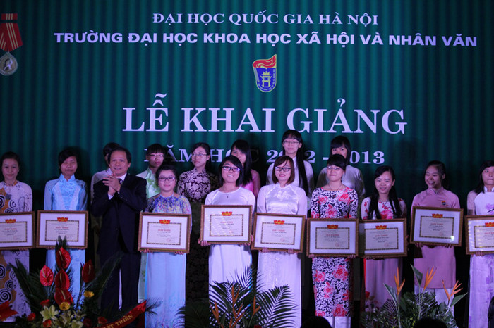 Năm học mới nhiều sinh viên đạt thành tích cao trong đợt thi tuyển sinh đại học, cao đẳng vừa qua được tặng học bổng. Năm học mới nhiều sinh viên đạt thành tích cao trong đợt thi tuyển sinh đại học, cao đẳng vừa qua được tặng học bổng.