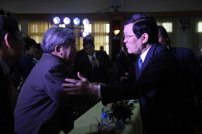 Trong buổi Lễ khai giảng Chủ tịch nước đã đến trò chuyện và chúc sức khỏe GS Hà Minh Đức Trong buổi Lễ khai giảng Chủ tịch nước đã đến trò chuyện và chúc sức khỏe GS Hà Minh Đức