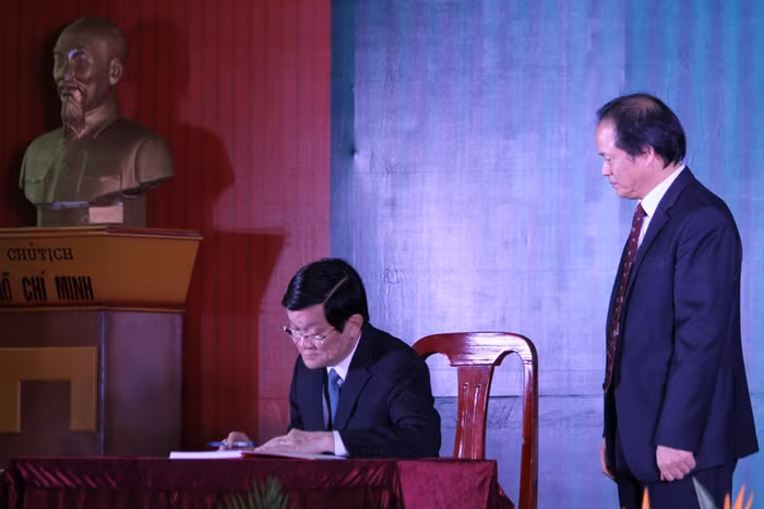 Chủ tịch nước Trương Tấn Sang lưu bút tại sổ lưu niệm của trường. Chủ tịch nước Trương Tấn Sang lưu bút tại sổ lưu niệm của trường.