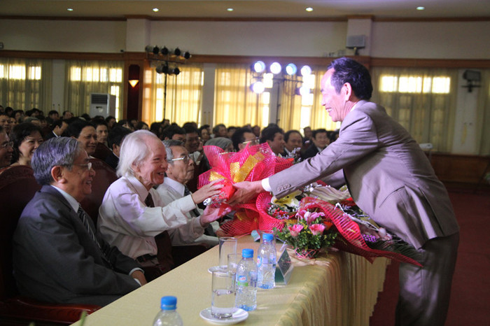 Để bày tỏ lòng biết ơn, PGS Nguyễn Hải Kế xúc động tặng hoa cho người thầy của mình – GS Đinh Xuân Lâm. Để bày tỏ lòng biết ơn, PGS Nguyễn Hải Kế xúc động tặng hoa cho người thầy của mình – GS Đinh Xuân Lâm.