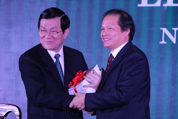 Thay mặt cán bộ, giảng viên, sinh viên nhà trường GS Nguyễn Văn Khánh tặng Chủ tịch nước những cuốn sách do các nhà giáo trong trường tự viết. Thay mặt cán bộ, giảng viên, sinh viên nhà trường GS Nguyễn Văn Khánh tặng Chủ tịch nước những cuốn sách do các nhà giáo trong trường tự viết.