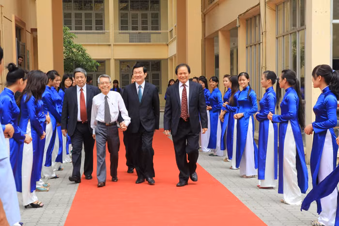 Đặc biệt, vinh dự đón tiếp Chủ tịch nước Trương Tấn Sang tới thăm trường và dự Lễ khai giảng, đón tân sinh viên khóa K57 của trường. Đặc biệt, vinh dự đón tiếp Chủ tịch nước Trương Tấn Sang tới thăm trường và dự Lễ khai giảng, đón tân sinh viên khóa K57 của trường.