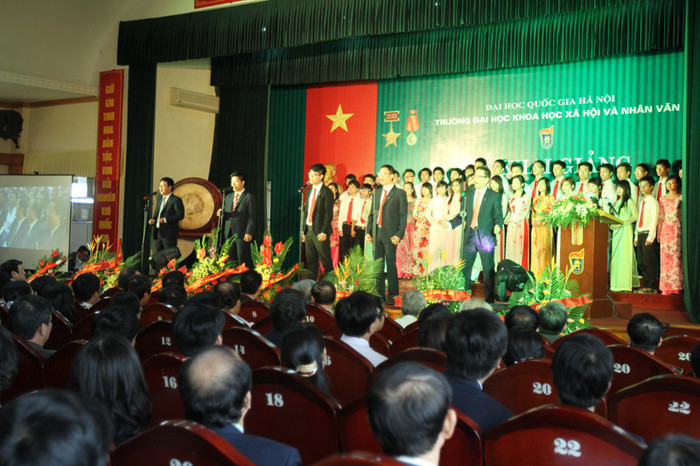 Trong hơn sáu mươi năm xây dựng và phát triển, Trường ĐH KHXH&NV luôn được Đảng và Nhà nước coi là một trung tâm đào tạo và nghiên cứu khoa học xã hội nhân văn lớn nhất của đất nước, có nhiệm vụ đào tạo đội ngũ cán bộ khoa học cơ bản trình độ cao, phục vụ cho công cuộc xây dựng và bảo vệ Tổ quốc. Trong ảnh là một tiết mục văn nghệ hướng về truyền thống, lòng tự hào dân tộc do sinh viên, giảng viên, cán bộ nhà trường biểu diễn nhân ngày khai giảng năm học mới 2012-2013. Trong hơn sáu mươi năm xây dựng và phát triển, Trường ĐH KHXH&NV luôn được Đảng và Nhà nước coi là một trung tâm đào tạo và nghiên cứu khoa học xã hội nhân văn lớn nhất của đất nước, có nhiệm vụ đào tạo đội ngũ cán bộ khoa học cơ bản trình độ cao, phục vụ cho công cuộc xây dựng và bảo vệ Tổ quốc. Trong ảnh là một tiết mục văn nghệ hướng về truyền thống, lòng tự hào dân tộc do sinh viên, giảng viên, cán bộ nhà trường biểu diễn nhân ngày khai giảng năm học mới 2012-2013.