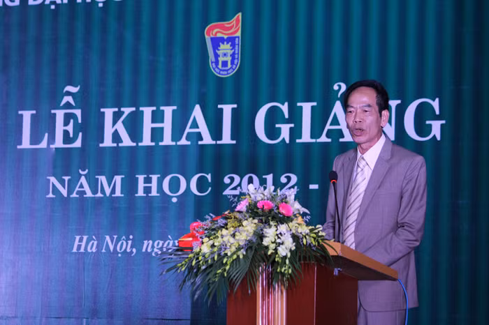 Trong bài phát biểu của mình, PGS Nguyễn Hải Kế bộc bạch: “Những ai đã bám trụ với nghề giáo, sống với nghề giáo là thể hiện một đức tính kiên cường. Bản chất nghề giáo thời nay ít người lựa chọn”. Trong bài phát biểu của mình, PGS Nguyễn Hải Kế bộc bạch: “Những ai đã bám trụ với nghề giáo, sống với nghề giáo là thể hiện một đức tính kiên cường. Bản chất nghề giáo thời nay ít người lựa chọn”.
