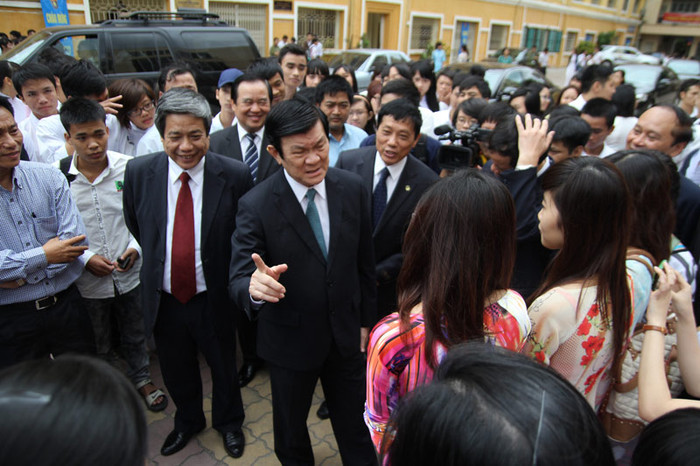 Các bạn sinh viên rất háo hức khi được trò chuyện cùng Chủ tịch nước. Các bạn sinh viên rất háo hức khi được trò chuyện cùng Chủ tịch nước.