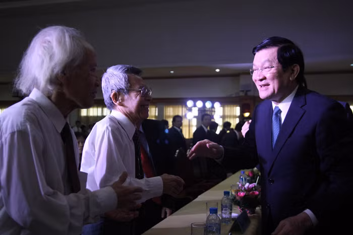 Và GS Đinh Xuân Lâm. Và GS Đinh Xuân Lâm.