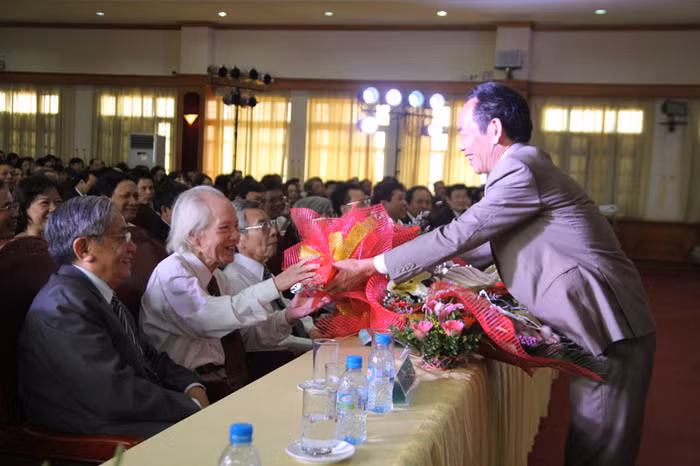 Để bày tỏ lòng biết ơn, PGS Nguyễn Hải Kế xúc động tặng hoa cho người thầy của mình – GS Đinh Xuân Lâm. Để bày tỏ lòng biết ơn, PGS Nguyễn Hải Kế xúc động tặng hoa cho người thầy của mình – GS Đinh Xuân Lâm.