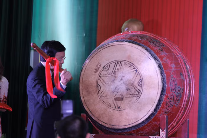 Chủ tịch nước đánh trống khai giảng năm học mới. Chủ tịch nước đánh trống khai giảng năm học mới.