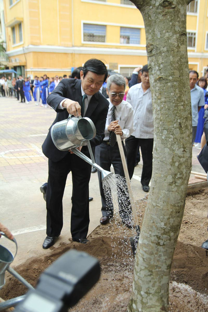 Chủ tịch nước trồng cây lưu niệm tại trước sân Thư viện của Trường ĐH KHXH&NV. Chủ tịch nước trồng cây lưu niệm tại trước sân Thư viện của Trường ĐH KHXH&NV.