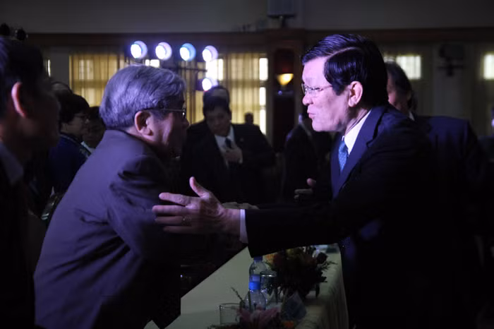 Trong buổi Lễ khai giảng Chủ tịch nước đã đến trò chuyện và chúc sức khỏe GS Hà Minh Đức Trong buổi Lễ khai giảng Chủ tịch nước đã đến trò chuyện và chúc sức khỏe GS Hà Minh Đức