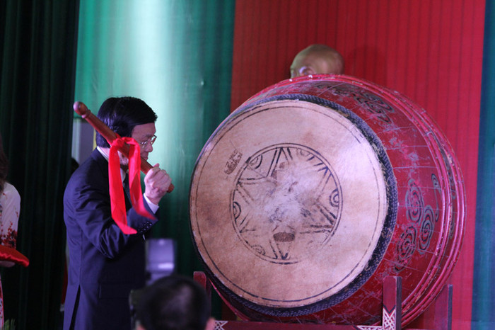 Chủ tịch nước đánh trống khai giảng năm học mới. Chủ tịch nước đánh trống khai giảng năm học mới.