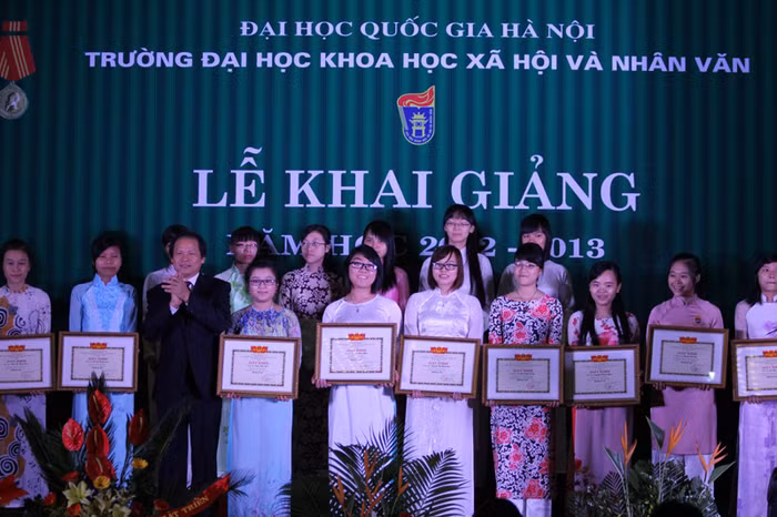 Năm học mới nhiều sinh viên đạt thành tích cao trong đợt thi tuyển sinh đại học, cao đẳng vừa qua được tặng học bổng. Năm học mới nhiều sinh viên đạt thành tích cao trong đợt thi tuyển sinh đại học, cao đẳng vừa qua được tặng học bổng.