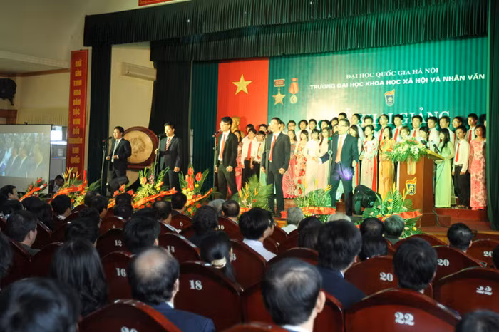 Trong hơn sáu mươi năm xây dựng và phát triển, Trường ĐH KHXH&NV luôn được Đảng và Nhà nước coi là một trung tâm đào tạo và nghiên cứu khoa học xã hội nhân văn lớn nhất của đất nước, có nhiệm vụ đào tạo đội ngũ cán bộ khoa học cơ bản trình độ cao, phục vụ cho công cuộc xây dựng và bảo vệ Tổ quốc. Trong ảnh là một tiết mục văn nghệ hướng về truyền thống, lòng tự hào dân tộc do sinh viên, giảng viên, cán bộ nhà trường biểu diễn nhân ngày khai giảng năm học mới 2012-2013. Trong hơn sáu mươi năm xây dựng và phát triển, Trường ĐH KHXH&NV luôn được Đảng và Nhà nước coi là một trung tâm đào tạo và nghiên cứu khoa học xã hội nhân văn lớn nhất của đất nước, có nhiệm vụ đào tạo đội ngũ cán bộ khoa học cơ bản trình độ cao, phục vụ cho công cuộc xây dựng và bảo vệ Tổ quốc. Trong ảnh là một tiết mục văn nghệ hướng về truyền thống, lòng tự hào dân tộc do sinh viên, giảng viên, cán bộ nhà trường biểu diễn nhân ngày khai giảng năm học mới 2012-2013.