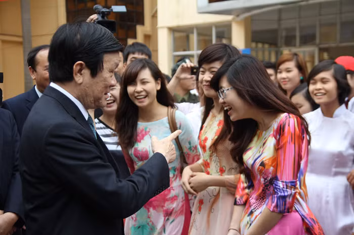 Trong buổi thăm và dự lễ khai giảng, Chủ tịch nước đã có thời gian nói chuyện với sinh viên Trường ĐH KHXH&NV. Chủ tịch nước căn dặn, bất kỳ trong hoàn cảnh nào, thời đại nào biết ngoại ngữ là chìa khóa cho mọi thành công. Trong buổi thăm và dự lễ khai giảng, Chủ tịch nước đã có thời gian nói chuyện với sinh viên Trường ĐH KHXH&NV. Chủ tịch nước căn dặn, bất kỳ trong hoàn cảnh nào, thời đại nào biết ngoại ngữ là chìa khóa cho mọi thành công.