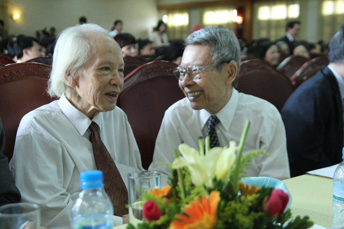 Buổi khai giảng được đón những giáo sư đầu ngành, trong ảnh GS Đinh Xuân Lâm – một cây đại thụ của nền sử học nước nhà. Buổi khai giảng được đón những giáo sư đầu ngành, trong ảnh GS Đinh Xuân Lâm – một cây đại thụ của nền sử học nước nhà.