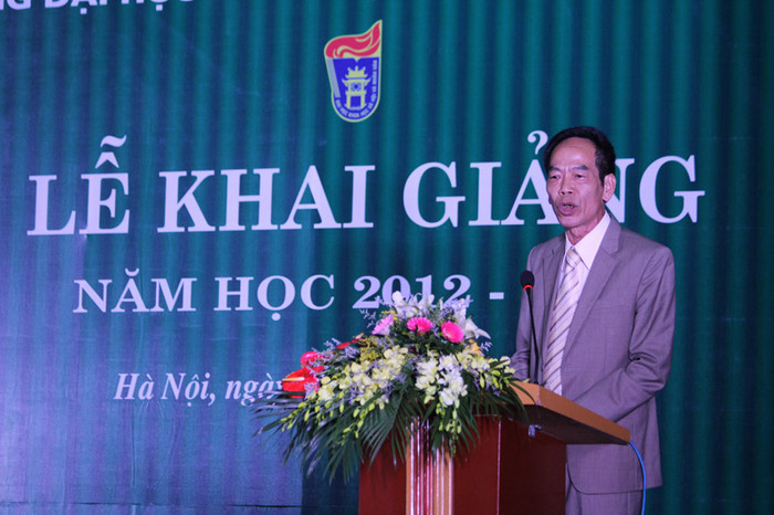 Trong bài phát biểu của mình, PGS Nguyễn Hải Kế bộc bạch: “Những ai đã bám trụ với nghề giáo, sống với nghề giáo là thể hiện một đức tính kiên cường. Bản chất nghề giáo thời nay ít người lựa chọn”. Trong bài phát biểu của mình, PGS Nguyễn Hải Kế bộc bạch: “Những ai đã bám trụ với nghề giáo, sống với nghề giáo là thể hiện một đức tính kiên cường. Bản chất nghề giáo thời nay ít người lựa chọn”.