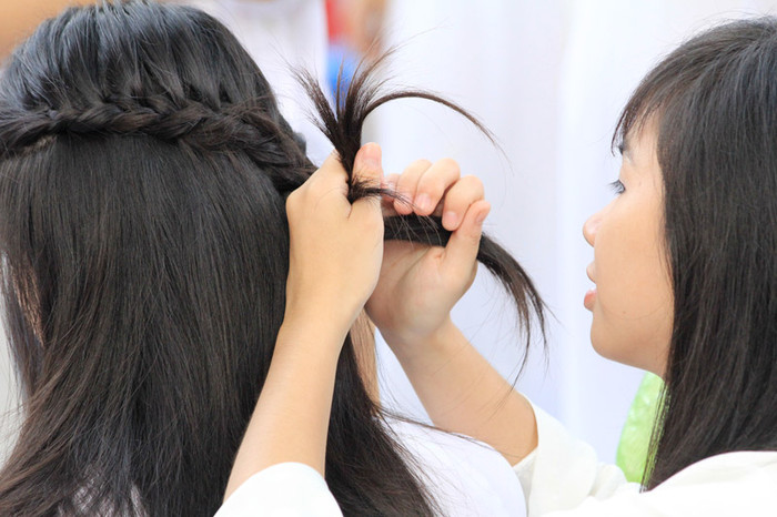 Các nữ sinh kết tóc cho nhau, bạn nào cũng muốn mình phải thật xinh đẹp trong lễ trọng đại này. Chùm ảnh: Giới trẻ Hà Thành chào Quốc khánh bằng đàn ghita >>Nữ sinh đẹp rạng ngời ngày khai trường Rơi nước mắt, học sinh quỳ đất trong lễ khai giảng Phát sốt vì cô giáo 9X xinh đẹp của trường Chuyên Hà Nội - Amsterdam Các nữ sinh kết tóc cho nhau, bạn nào cũng muốn mình phải thật xinh đẹp trong lễ trọng đại này. Chùm ảnh: Giới trẻ Hà Thành chào Quốc khánh bằng đàn ghita >>Nữ sinh đẹp rạng ngời ngày khai trường Rơi nước mắt, học sinh quỳ đất trong lễ khai giảng Phát sốt vì cô giáo 9X xinh đẹp của trường Chuyên Hà Nội - Amsterdam