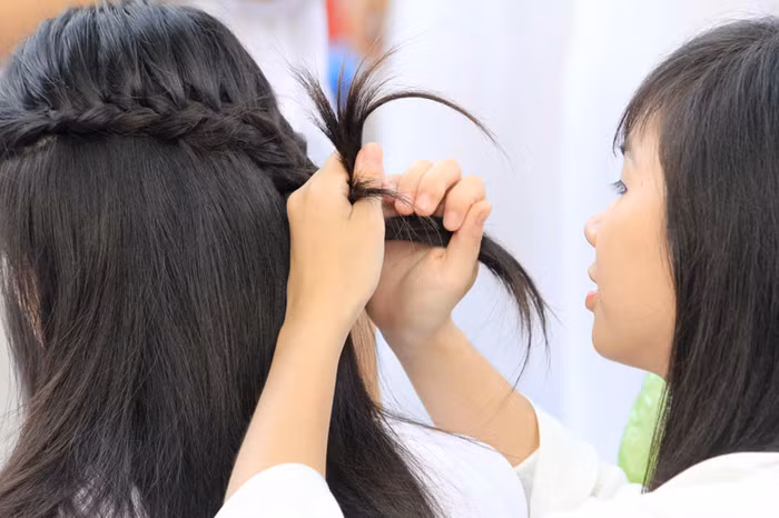 Các nữ sinh kết tóc cho nhau, bạn nào cũng muốn mình phải thật xinh đẹp trong lễ trọng đại này. Chùm ảnh: Giới trẻ Hà Thành chào Quốc khánh bằng đàn ghita >>Nữ sinh đẹp rạng ngời ngày khai trường Rơi nước mắt, học sinh quỳ đất trong lễ khai giảng Phát sốt vì cô giáo 9X xinh đẹp của trường Chuyên Hà Nội - Amsterdam