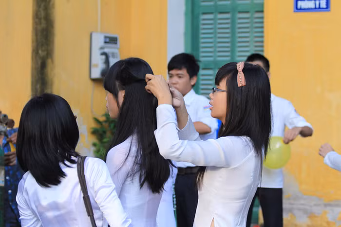 Chùm ảnh: Giới trẻ Hà Thành chào Quốc khánh bằng đàn ghita >>Nữ sinh đẹp rạng ngời ngày khai trường Rơi nước mắt, học sinh quỳ đất trong lễ khai giảng Phát sốt vì cô giáo 9X xinh đẹp của trường Chuyên Hà Nội - Amsterdam