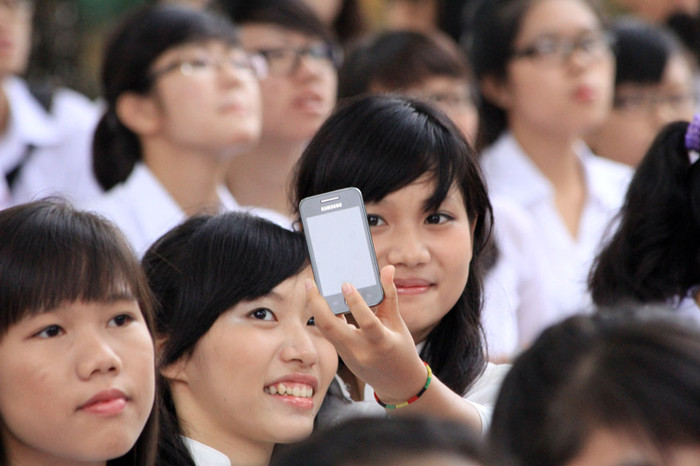 Chùm ảnh: Giới trẻ Hà Thành chào Quốc khánh bằng đàn ghita >>Nữ sinh đẹp rạng ngời ngày khai trường Rơi nước mắt, học sinh quỳ đất trong lễ khai giảng Phát sốt vì cô giáo 9X xinh đẹp của trường Chuyên Hà Nội - Amsterdam Chùm ảnh: Giới trẻ Hà Thành chào Quốc khánh bằng đàn ghita >>Nữ sinh đẹp rạng ngời ngày khai trường Rơi nước mắt, học sinh quỳ đất trong lễ khai giảng Phát sốt vì cô giáo 9X xinh đẹp của trường Chuyên Hà Nội - Amsterdam