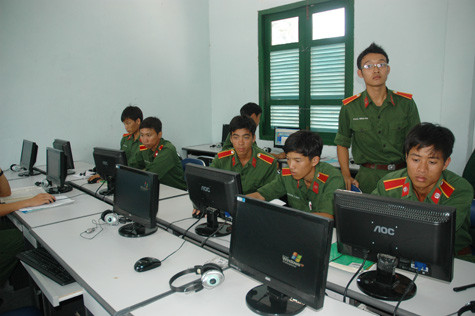 Các học viên đang trong giờ học tại lớp. Các học viên đang trong giờ học tại lớp.