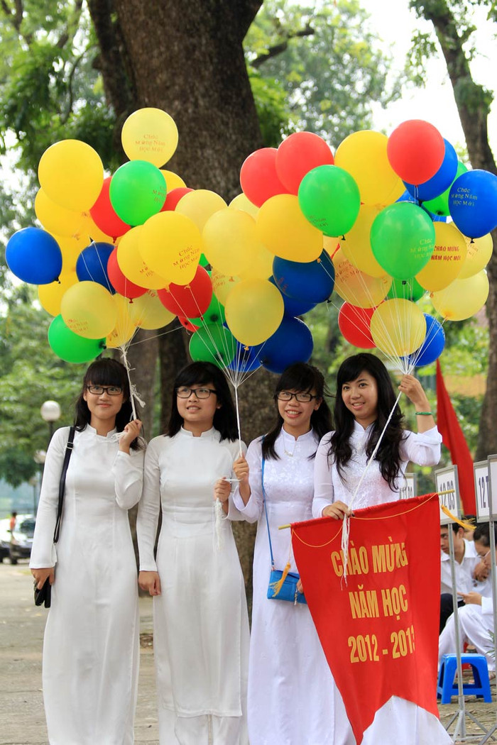 "Xì tin" bên chùm bóng bay. >>Gặp cô giáo siêu kute trong ngày khai giảng trường Ams >>Xúc động hình ảnh chú lính chì Thiện Nhân vào lớp 1 >>Xúc động clip: Học sinh khiếm thính hát Quốc ca bằng tay "Xì tin" bên chùm bóng bay. >>Gặp cô giáo siêu kute trong ngày khai giảng trường Ams >>Xúc động hình ảnh chú lính chì Thiện Nhân vào lớp 1 >>Xúc động clip: Học sinh khiếm thính hát Quốc ca bằng tay