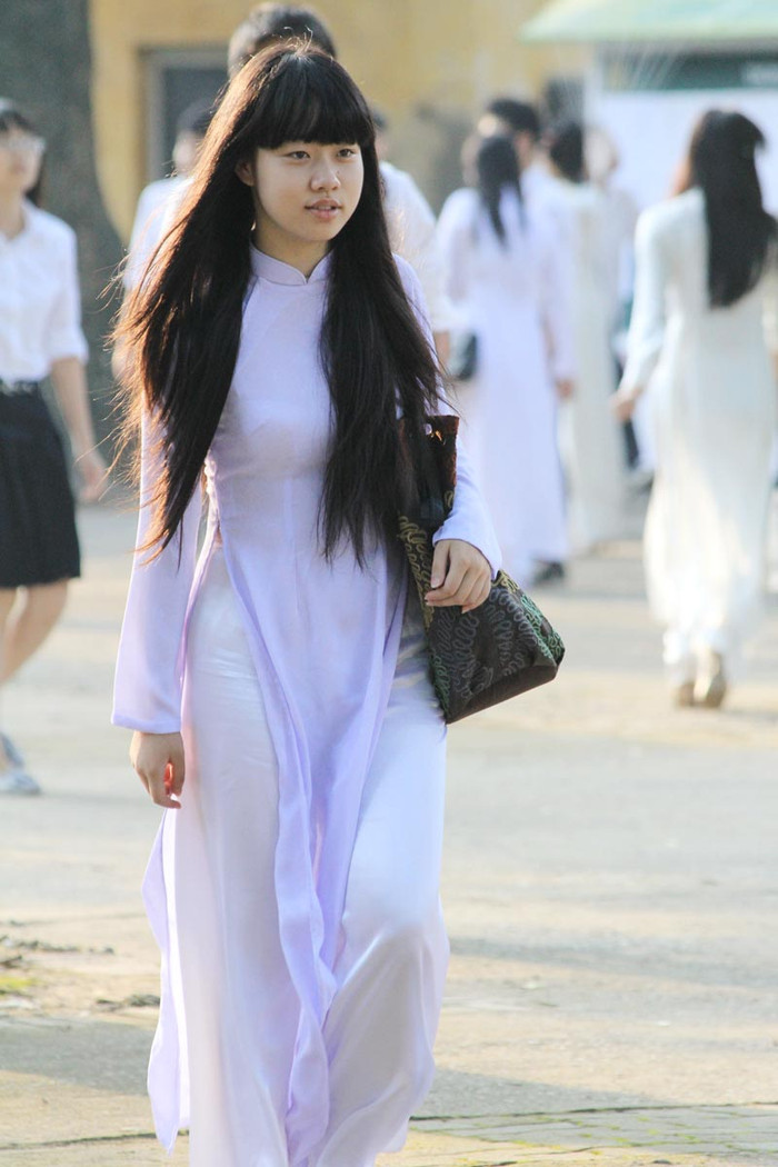 Áo dài là một nét đẹp văn hóa trong kho tàng trang phục của dân tộc Việt Nam. Nữ sinh diện áo dài với vẻ đẹp tinh khôi của lứa tuổi học trò càng làm cho nét đẹp đó được tôn vinh hơn. >>Gặp cô giáo siêu kute trong ngày khai giảng trường Ams >>Xúc động hình ảnh chú lính chì Thiện Nhân vào lớp 1 >>Xúc động clip: Học sinh khiếm thính hát Quốc ca bằng tay Áo dài là một nét đẹp văn hóa trong kho tàng trang phục của dân tộc Việt Nam. Nữ sinh diện áo dài với vẻ đẹp tinh khôi của lứa tuổi học trò càng làm cho nét đẹp đó được tôn vinh hơn. >>Gặp cô giáo siêu kute trong ngày khai giảng trường Ams >>Xúc động hình ảnh chú lính chì Thiện Nhân vào lớp 1 >>Xúc động clip: Học sinh khiếm thính hát Quốc ca bằng tay