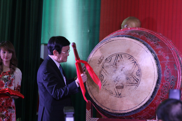 Chủ tịch nước Trương Tấn Sang đánh trống khai giảng tại Trường ĐH KHXH&NV. Ảnh Xuân Trung Chủ tịch nước Trương Tấn Sang đánh trống khai giảng tại Trường ĐH KHXH&NV. Ảnh Xuân Trung