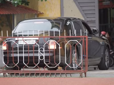 Ông cũng đầu tư vào một vài lĩnh vực khác như du lịch, may mặc. Ông là thành viên hội đồng quản trị của hai công ty du lịch lớn là Du lịch Chợ Lớn và Du lịch Thiên Minh. Ảnh: Chiếc xe siêu sang Rolls-Royce Phantom của bầu Kiên ở sân Hàng Đẫy.