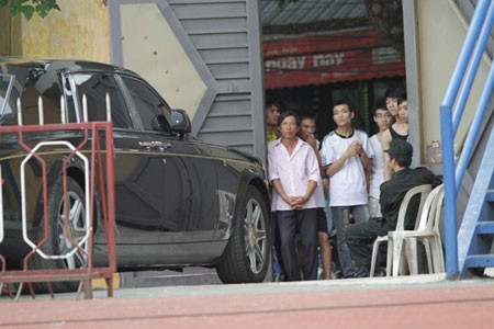 Ngay sau khi tin ông Nguyễn Đức Kiên bị bắt được tung ra, cổ phiếu của các công ty trên sàn giao dịch HNX30 giảm đồng loạt. Ảnh: Nhiều người dân hiếu kỳ đứng ngắm xế xịn của bầu Kiên. Ngay sau khi tin ông Nguyễn Đức Kiên bị bắt được tung ra, cổ phiếu của các công ty trên sàn giao dịch HNX30 giảm đồng loạt. Ảnh: Nhiều người dân hiếu kỳ đứng ngắm xế xịn của bầu Kiên.