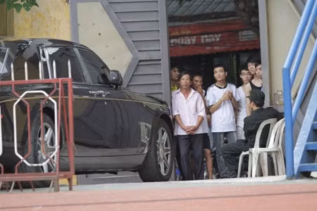 Ngay sau khi tin ông Nguyễn Đức Kiên bị bắt được tung ra, cổ phiếu của các công ty trên sàn giao dịch HNX30 giảm đồng loạt. Ảnh: Nhiều người dân hiếu kỳ đứng ngắm xế xịn của bầu Kiên.