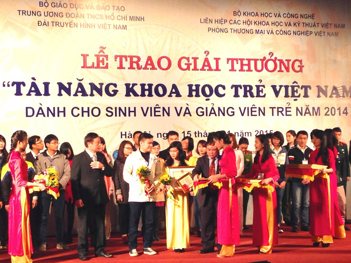 Sinh viên, giảng viên trong Lễ trao giải sáng nay. Ảnh Thu Ngà