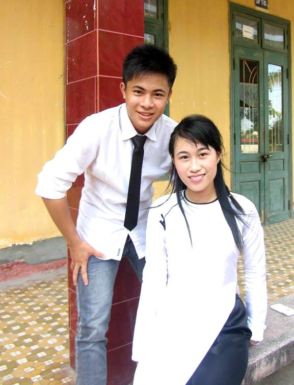 Lê Phan cùng bạn cấp III trong ngày lễ bế giảng.