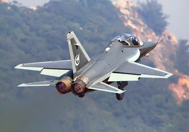 Máy bay huấn luyện L-15 do Trung Quốc chế tạo, nhưng lệ thuộc vào động cơ của Ukraine Máy bay huấn luyện L-15 do Trung Quốc chế tạo, nhưng lệ thuộc vào động cơ của Ukraine