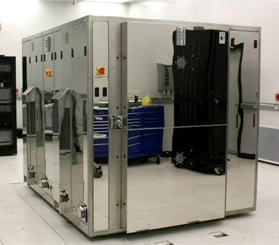 Máy laser thể rắn công suất cao do Công ty Northrop Grumman nghiên cứu chế tạo. Máy laser thể rắn công suất cao do Công ty Northrop Grumman nghiên cứu chế tạo.