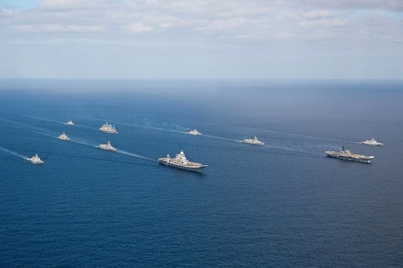 Hai biên đội tàu sân bay Ấn Độ phô diễn trên đại dương, trong đó có tàu sân bay Vikramaditya mua của Nga Hai biên đội tàu sân bay Ấn Độ phô diễn trên đại dương, trong đó có tàu sân bay Vikramaditya mua của Nga
