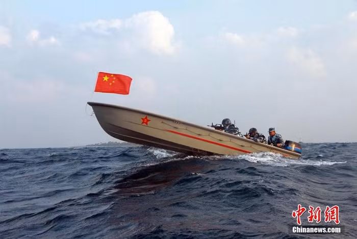 Tàu xung phong Hạm đội Nam Hải trong một cuộc tập trận đổ bộ trái phép ở quần đảo Hoàng Sa của Việt Nam tổ chức vào ngày 21 - 22 tháng 1 năm 2014.