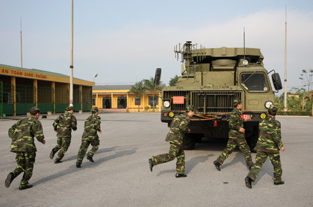 Tên lửa phòng không S-300 của Việt Nam, mua của Nga, sẵn sàng bảo vệ chủ quyền biển đảo Tên lửa phòng không S-300 của Việt Nam, mua của Nga, sẵn sàng bảo vệ chủ quyền biển đảo