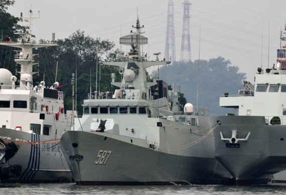 Đến nay, Trung Quốc đã hạ thủy 16 tàu hộ vệ hạng nhẹ Type 056 - loại tàu chiến dùng cho tác chiến ở biển gần. Trong hình là tàu hộ vệ Type 056 thứ 10 mang số hiệu 587 Yết Dương vừa biên chế Hạm đội Nam Hải. Hạm đội Nam Hải và Lực lượng PLA ở Hồng Kông đã biên chế 5 chiếc tàu loại này. Như vậy, Trung Quốc rất ưu tiên biên chế cho Hạm đội Nam Hải. Đến nay, Trung Quốc đã hạ thủy 16 tàu hộ vệ hạng nhẹ Type 056 - loại tàu chiến dùng cho tác chiến ở biển gần. Trong hình là tàu hộ vệ Type 056 thứ 10 mang số hiệu 587 Yết Dương vừa biên chế Hạm đội Nam Hải. Hạm đội Nam Hải và Lực lượng PLA ở Hồng Kông đã biên chế 5 chiếc tàu loại này. Như vậy, Trung Quốc rất ưu tiên biên chế cho Hạm đội Nam Hải.