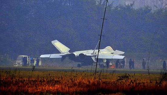 Kết cấu cửa nạp của máy bay J-20 mới đã có sự thay đổi rất lớn, khác với máy bay thử nghiệm của J-20