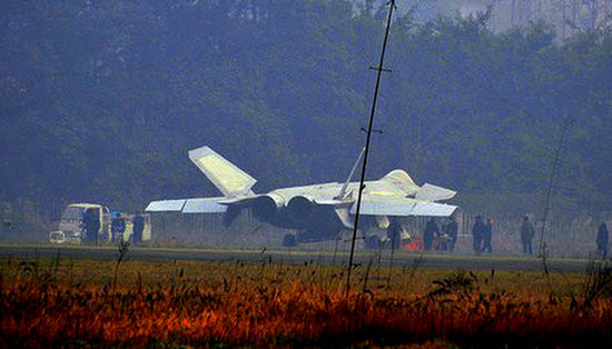 Kết cấu cửa nạp của máy bay J-20 mới đã có sự thay đổi rất lớn, khác với máy bay thử nghiệm của J-20 Kết cấu cửa nạp của máy bay J-20 mới đã có sự thay đổi rất lớn, khác với máy bay thử nghiệm của J-20