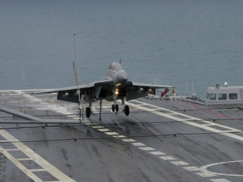Máy bay chiến đấu MiG-29KUB hạ cánh trên tàu sân bay