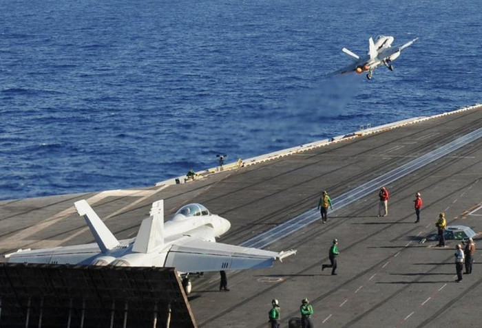 Tàu sân bay Nimitz CVN-68 của Hải quân Mỹ huấn luyện trên Biển Đông vào tháng 5 năm 2013. Máy bay chiến đấu F/A-18 cất cánh. Tàu sân bay Nimitz CVN-68 của Hải quân Mỹ huấn luyện trên Biển Đông vào tháng 5 năm 2013. Máy bay chiến đấu F/A-18 cất cánh.