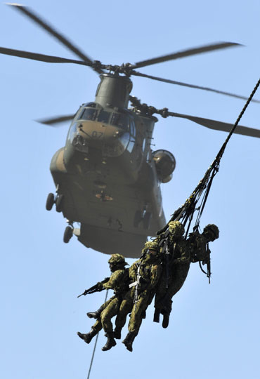 Lữ đoàn nhảy dù 1 của Lực lượng Phòng vệ Mặt đất Nhật Bản tiến hành diễn tập