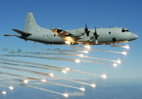 Máy bay tuần tra săn ngầm AP-3C Orion của Không quân Hoàng gia Australia phóng đạn nhử mồi hồng ngoại Máy bay tuần tra săn ngầm AP-3C Orion của Không quân Hoàng gia Australia phóng đạn nhử mồi hồng ngoại