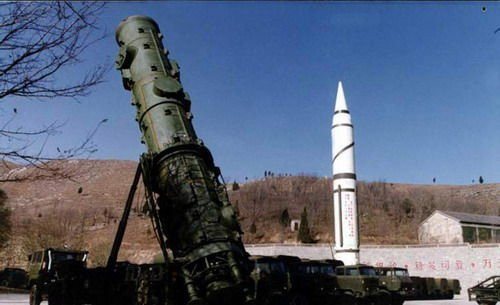 Tên lửa đạn đạo Đông Phong-21 và Đông Phong-15 của Lực lượng Pháo binh 2 Trung Quốc Tên lửa đạn đạo Đông Phong-21 và Đông Phong-15 của Lực lượng Pháo binh 2 Trung Quốc