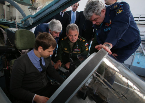 Quan chức cao cấp Quân đội Nga xem buống lái máy bay chiến đấu Su-35S