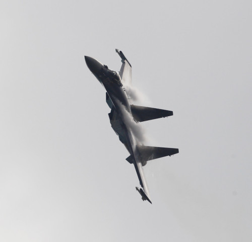 Máy bay chiến đấu Su-35 Nga tung bay trên bầu trời Máy bay chiến đấu Su-35 Nga tung bay trên bầu trời