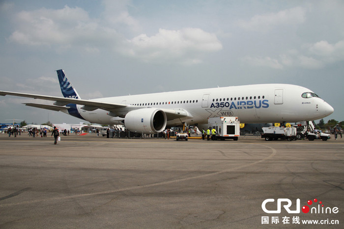 Máy bay chở khách A350 XWB của hãng Airbus tại Triển lãm hàng không quốc tế Singapore 2014 Máy bay chở khách A350 XWB của hãng Airbus tại Triển lãm hàng không quốc tế Singapore 2014