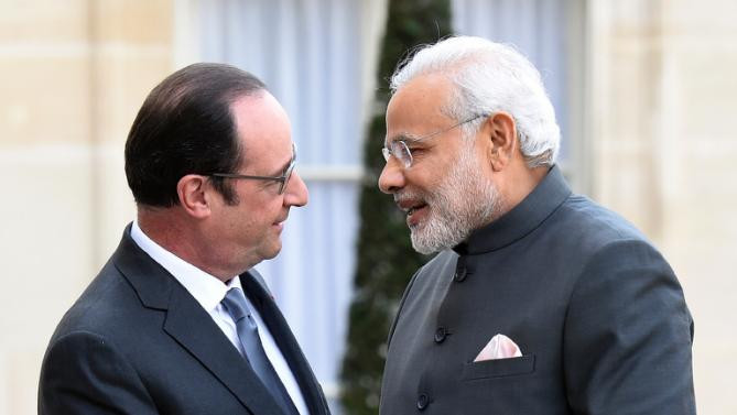 Thủ tướng Ấn Độ Narendra Modi (phải) thăm Pháp Thủ tướng Ấn Độ Narendra Modi (phải) thăm Pháp
